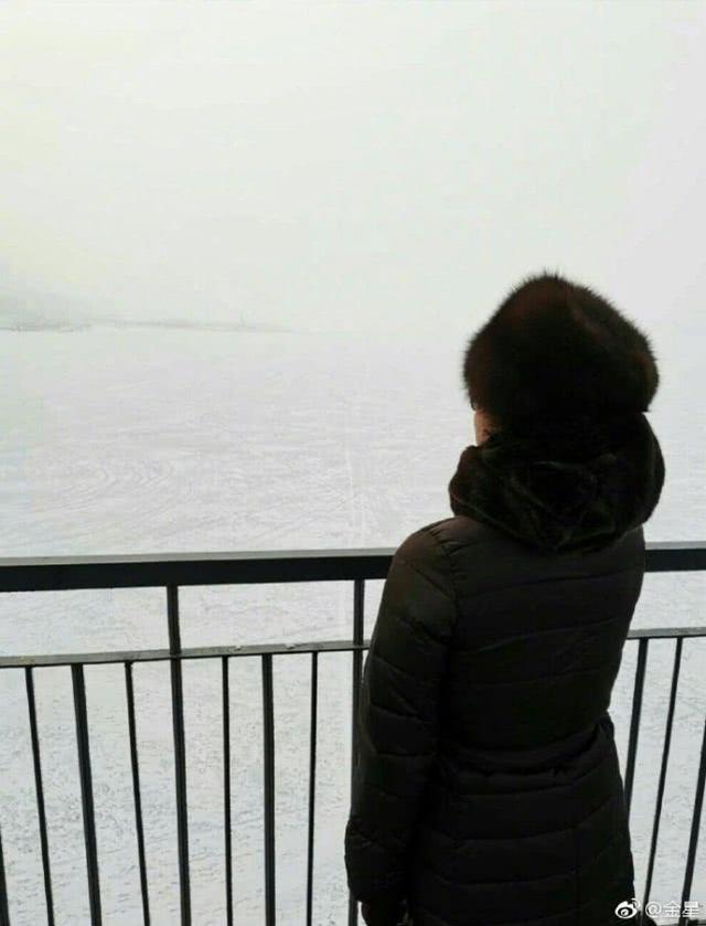 金星头戴棉帽，化身“蝴蝶迷”，行走在松花江边颇有大佬气场