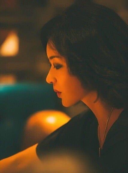 金星头戴棉帽，化身“蝴蝶迷”，行走在松花江边颇有大佬气场