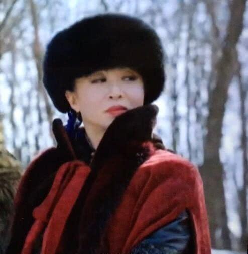 金星头戴棉帽，化身“蝴蝶迷”，行走在松花江边颇有大佬气场