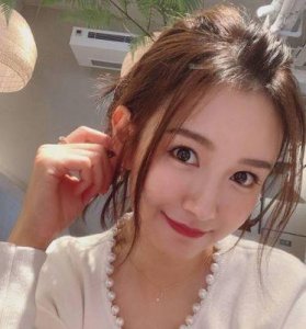 ​上海街头网友偶遇陈赫张子萱，陈赫表现占有欲，紧握妻子