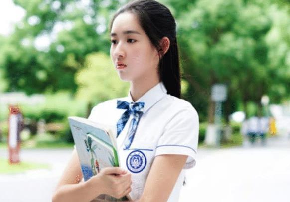 继《少年派》，邓小琪终于官宣新剧，男主是熟悉的他，CP感十足