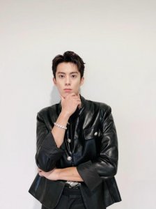 ​狗仔曝王鹤棣三月底与女友约会 女方还陪其打篮球