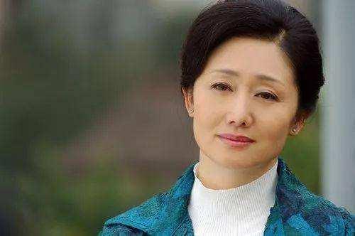 她出道三十多年无绯闻，32岁走红，如今家庭美满