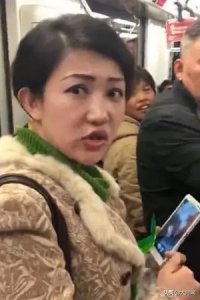“上海凤爪女”转战北京地铁 大吃沙琪玛碎渣掉满地