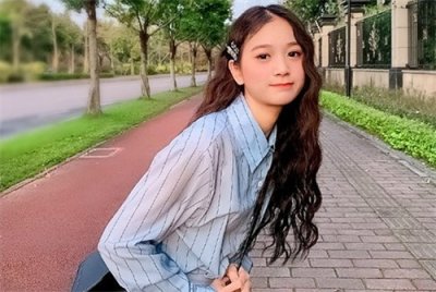 ​13岁当厂妹22岁逆袭，身价78亿远超董明珠，网红小小如有多敢乱编