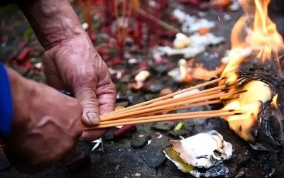 ​演员海清回老家祭祖近照曝光！素颜瘦脱相，大合照引争议