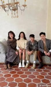 ​田亮叶一茜一家四口亮相：幸福满溢，温馨四溢