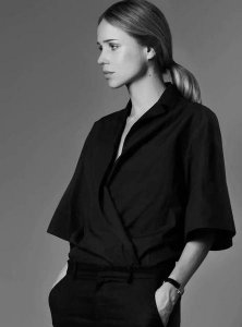 黑色衬衣配黑色西装(黑色衬衣配什么颜色的西装)