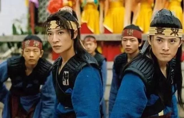 李宗翰的脸怎么了（演员李宗翰露面脸肌肉僵硬）