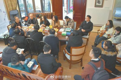 ​黄山谷说：“人不读书，则尘俗生其间，照镜则面目可憎