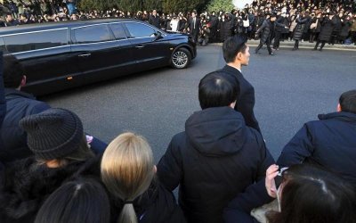 ​SHINee钟铉出殡 队友悲伤合体捧牌位抬棺