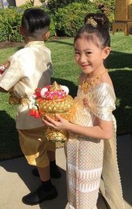 ​李小鹏的女儿奥莉长大了，引人注目的大长腿，大眼睛长睫毛太美了