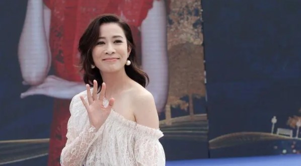 演员佘诗曼有过几段感情经历,佘诗曼现在结婚了没有