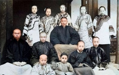 ​李鸿章临死给子孙留10多亿，52年后，他43岁的混血孙子却饿死街头