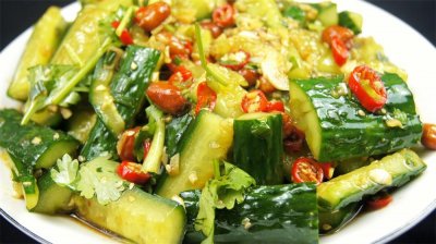 ​凉拌黄瓜，教你一个饭店秘制做法，清脆爽口，很多人没见过