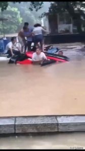 ​桂林阳朔：载有5人越野车被洪水冲走，景区船员筏工联手救人