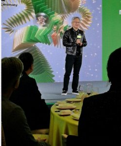 ​黄仁勋赞叹华为三折叠手机，用英文说不可思议，用中文说好棒厉害