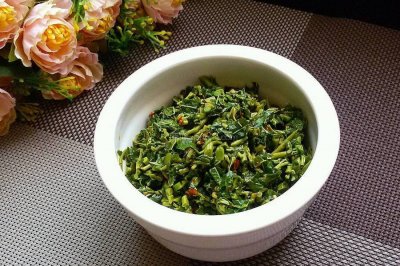 ​3勺油一把盐，这样腌的香椿芽，鲜嫩可口特美味
