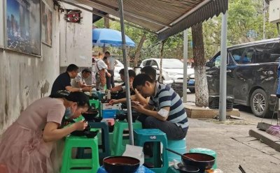 ​成都这家面馆太牛了，一天卖出上千碗，谁来也只能坐门口小凳上吃