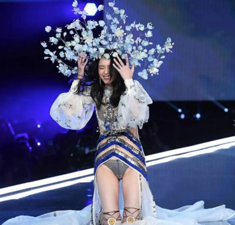 奚梦瑶摔跤事件（维密史上最严重的车祸现场）